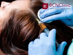 primera consulta capilar de una mujer con especialista revisando cuero cabelludo y densidad del cabello