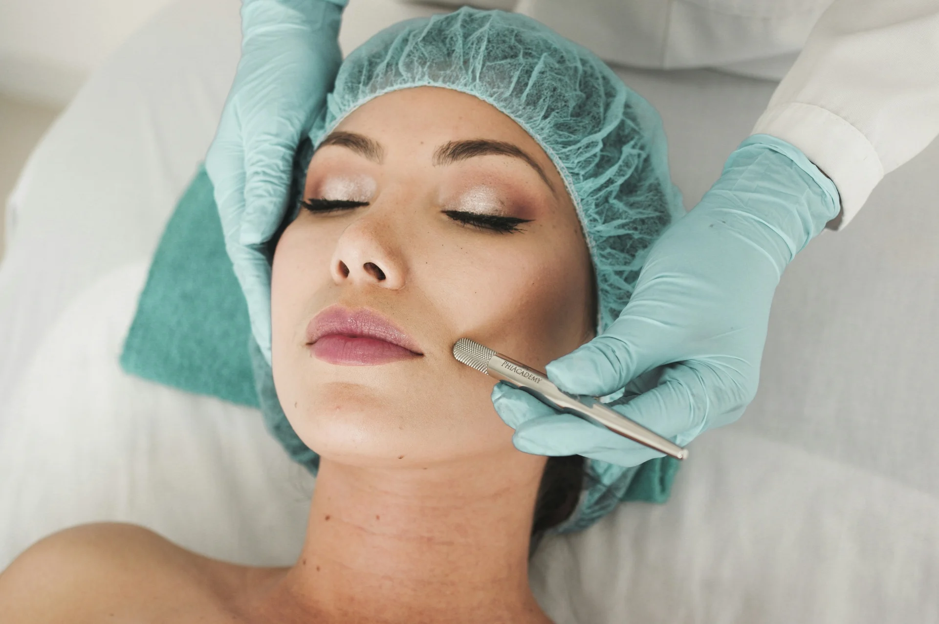 Consulta cirugía estética facial en BCNClinic Barcelona - Orientación sobre mejor momento, edad ideal y estacionalidad