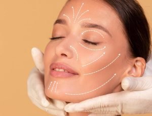 Médico aplicando tratamiento de hilos tensores faciales en clínica estética