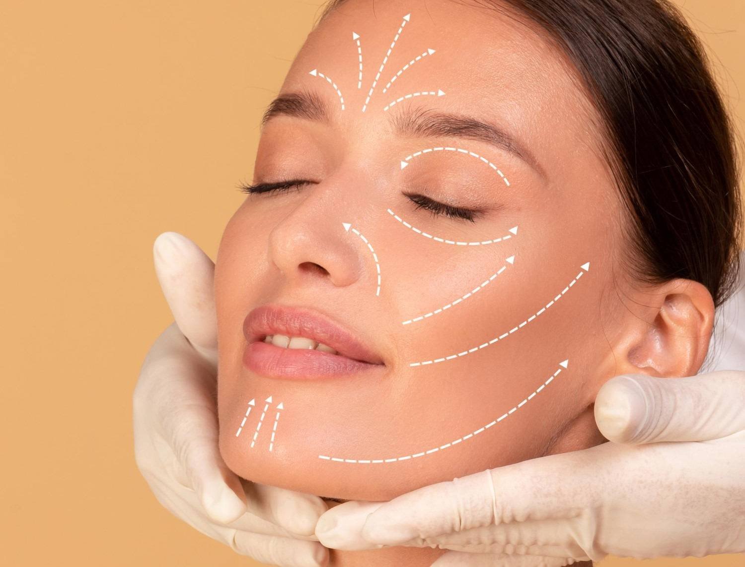 Médico aplicando tratamiento de hilos tensores faciales en clínica estética